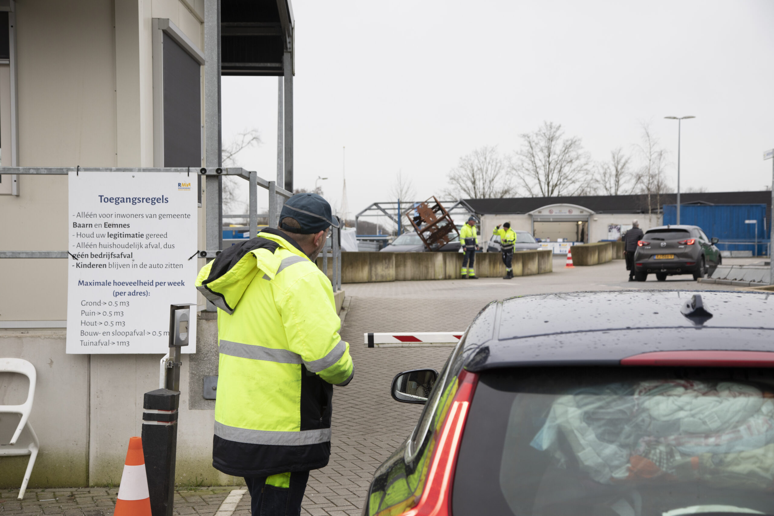 Recyclingstation Baarn bezoeker ontvangen bij ingang