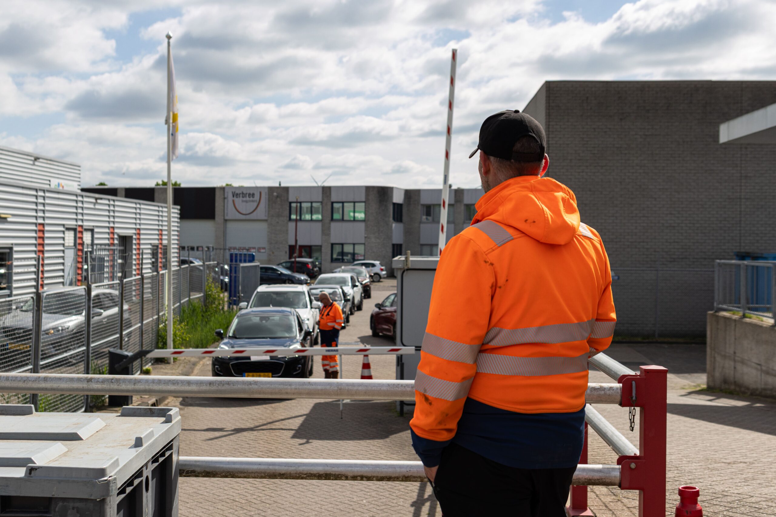 Recyclingstation Nieuwegein slagboom met voertuigen in een rij